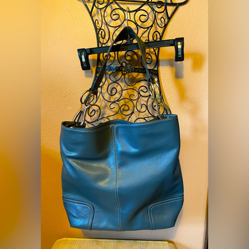 NWOT Unbranded blue pebble leather shoulder bag with silver hardware